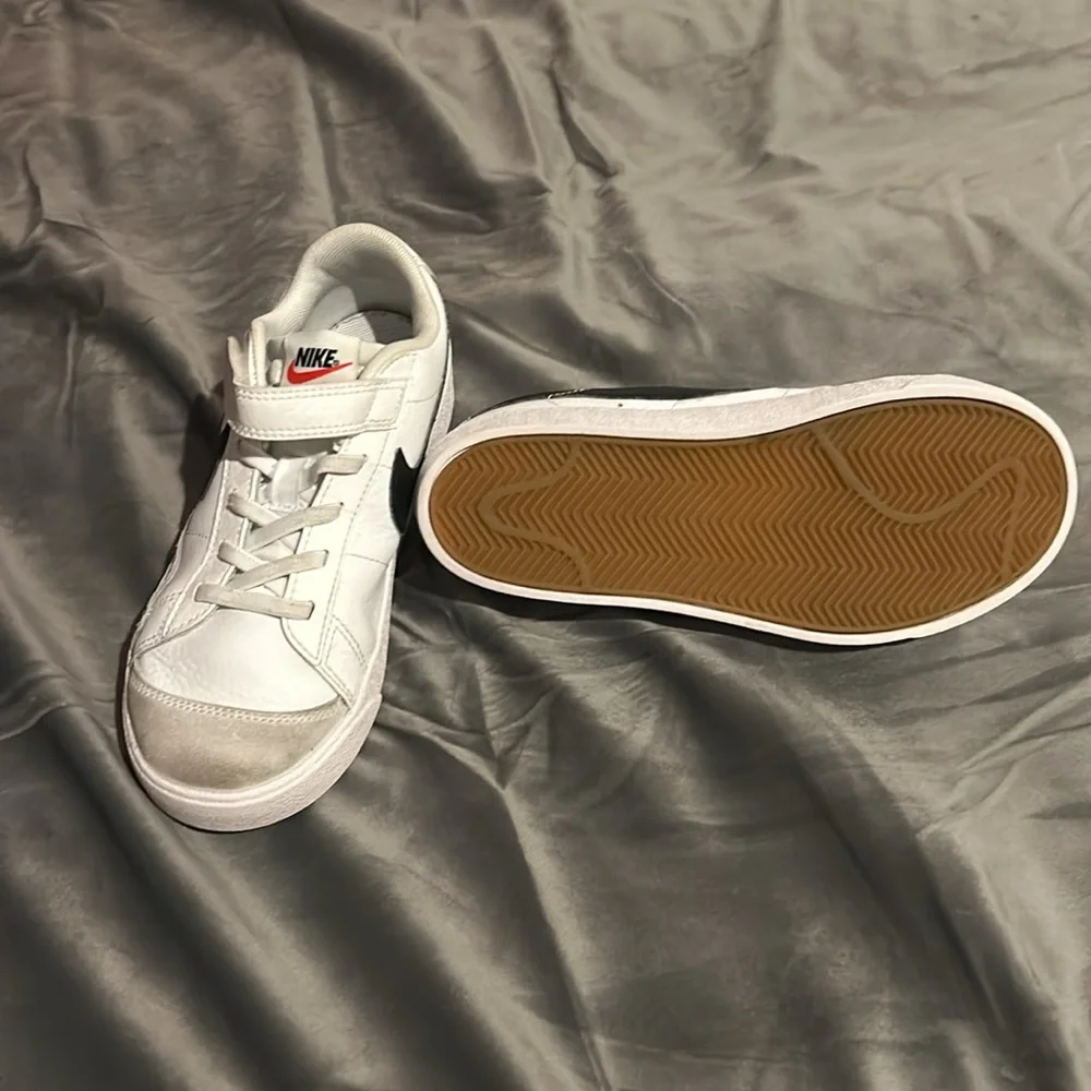 Nike low top sneakers velcrow - Picture 2 of 2